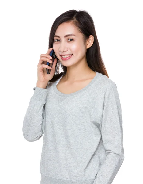 Asiatisk ung kvinde i grå sweater - Stock-foto