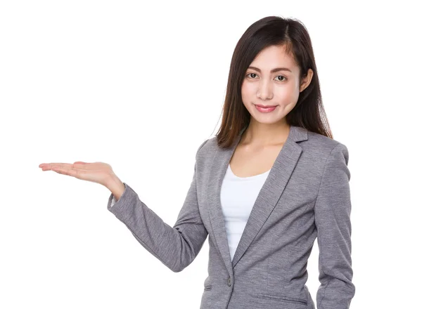 Asiática joven mujer de negocios en traje de negocios — Foto de Stock