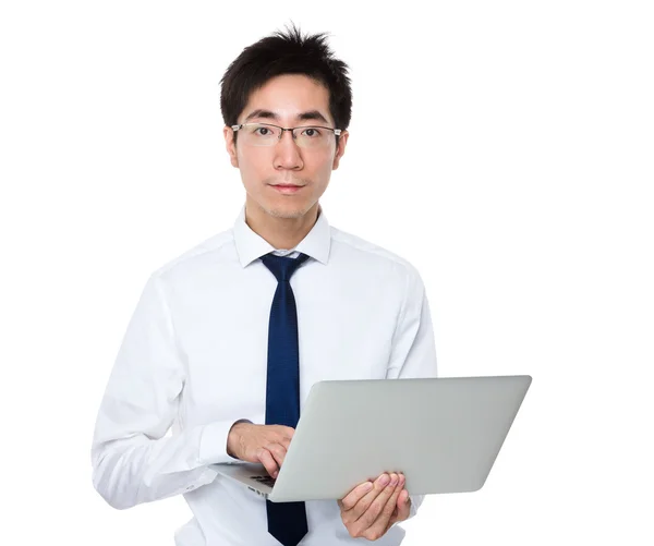 Asiático joven hombre de negocios en blanco camisa — Foto de Stock