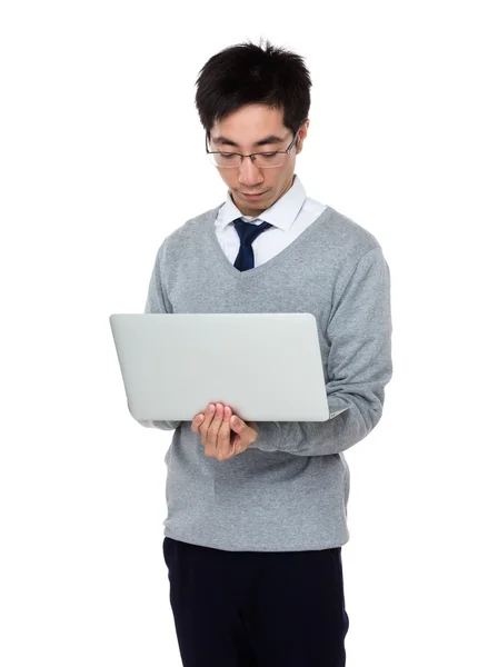 Asiatiska ung affärsman i grå tröja — Stockfoto