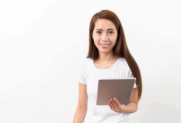 Asyalı kadın ile dijital tablet — Stok fotoğraf