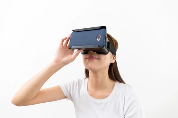 Experiência de mulher jovem através do dispositivo VR — Fotografia de Stock