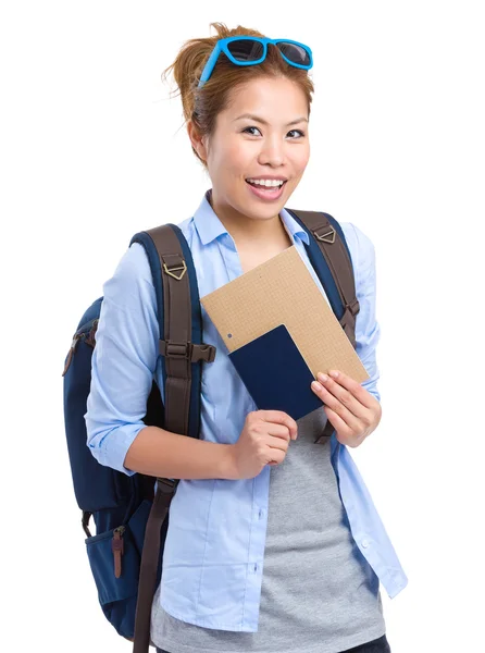 Mulher segurando passaporte e informações para a viagem — Fotografia de Stock