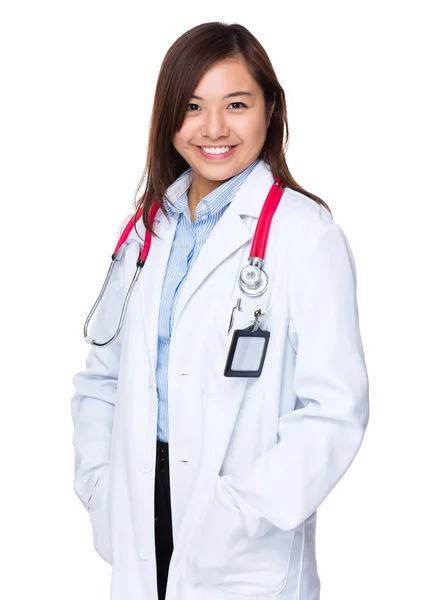 Азиатская молодая женщина врач со стетоскопом — стоковое фото