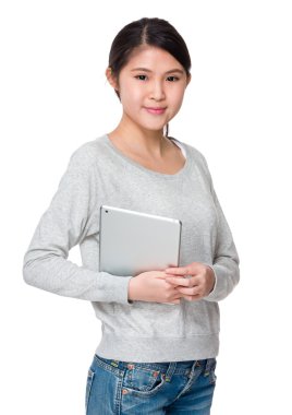 gri süveterli Asyalı genç kadın