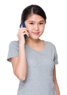 Asyalı genç kadın içinde gri t-shirt