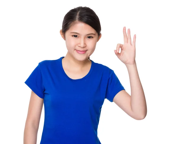 Asiatico giovane donna in blu t-shirt — Foto Stock