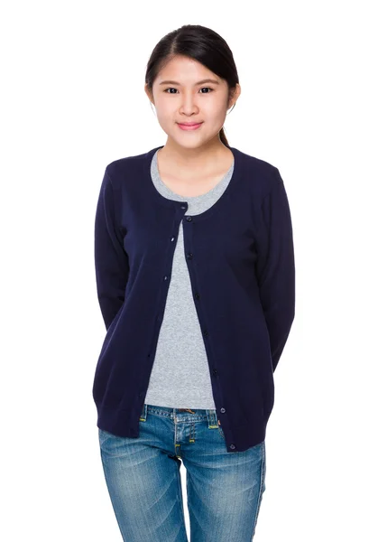 Asiatique jeune femme en bleu cardigan — Photo