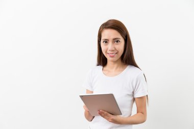 dijital tablet kullanan kadın