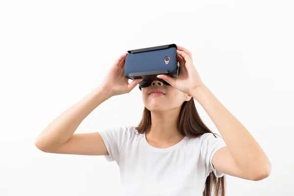 Женщина смотрит через VR устройство — стоковое фото