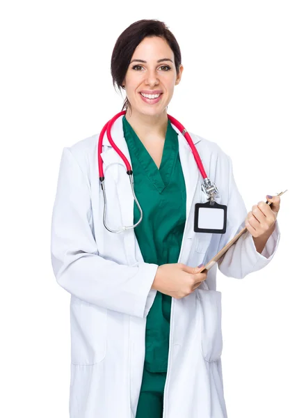 Брюнетка врач в белом халате — стоковое фото