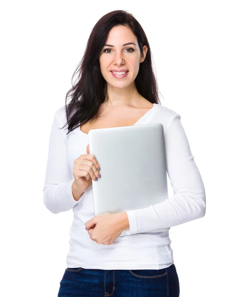 Piękna brunetka kobieta w białym swetrze — Zdjęcie stockowe
