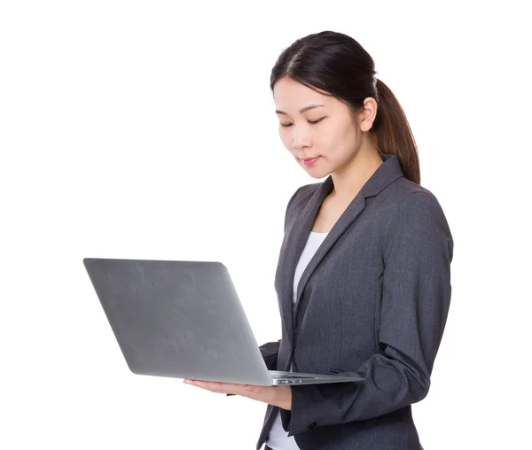 Asiática joven mujer de negocios en traje de negocios — Foto de Stock