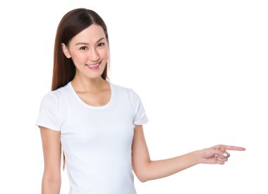 Beyaz t-shirt genç Asyalı kadın