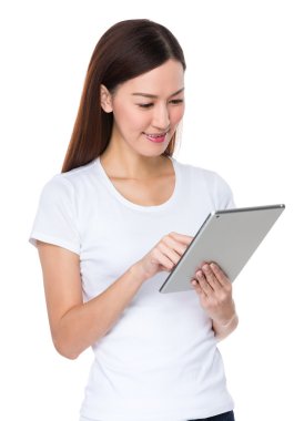 Beyaz t-shirt genç Asyalı kadın