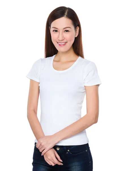 Jeune femme asiatique en T-shirt blanc — Photo