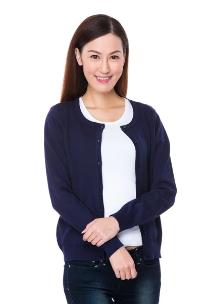 Jovem mulher asiática em azul cardigan — Fotografia de Stock
