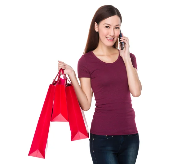 Jovem mulher asiática em vermelho t-shirt — Fotografia de Stock