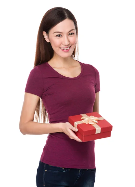 Joven asiática mujer en rojo camiseta —  Fotos de Stock