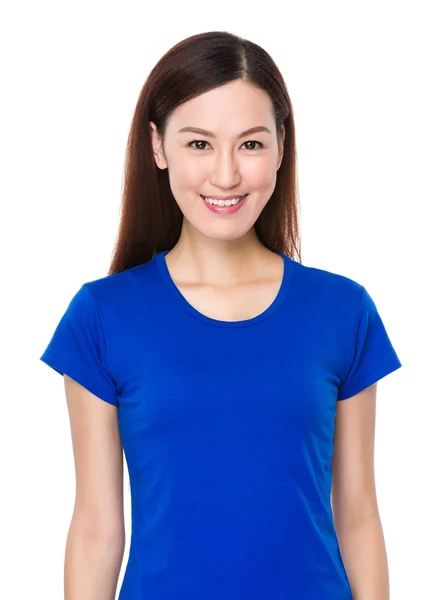 Jonge Aziatische vrouw in blauw t-shirt — Stockfoto