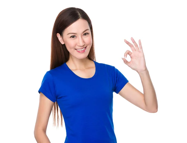 在蓝色 t 恤的年轻亚裔女子 — 图库照片