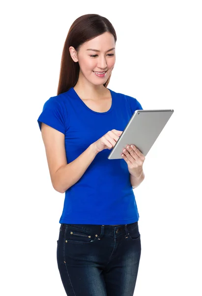 Jovem mulher asiática em azul t-shirt — Fotografia de Stock