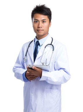 Asyalı erkek doktor beyaz ceket