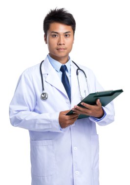 Asyalı erkek doktor beyaz ceket