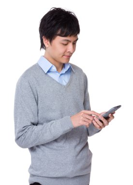 Gri süveterli Asya yakışıklı işadamı