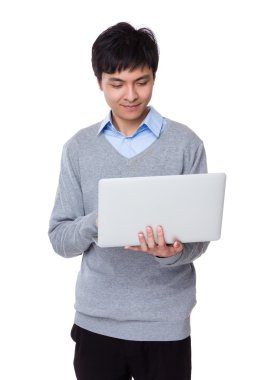 Gri süveterli Asya yakışıklı işadamı