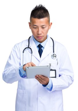 Asyalı erkek doktor beyaz ceket