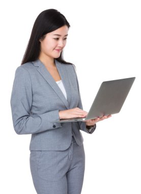 Asya genç iş kadını iş kıyafeti