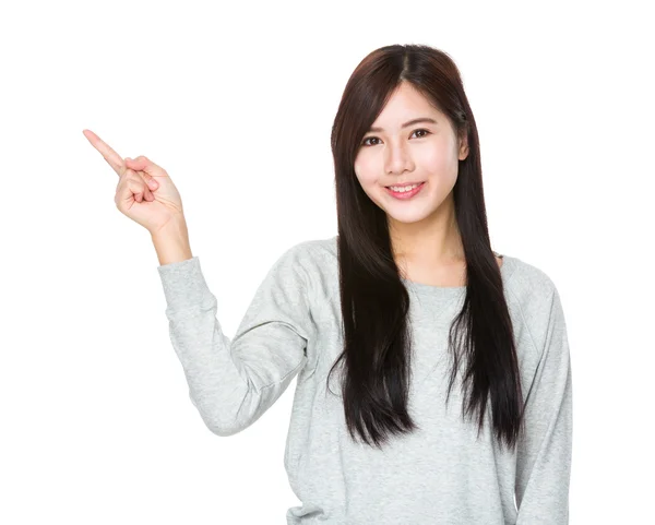 Молодая азиатка в сером свитере — стоковое фото
