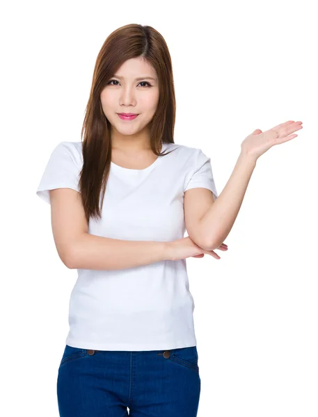 Asiatische junge Frau im weißen T-Shirt — Stockfoto