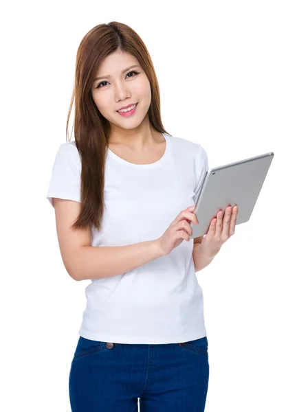 Mujer joven asiática en camiseta blanca —  Fotos de Stock