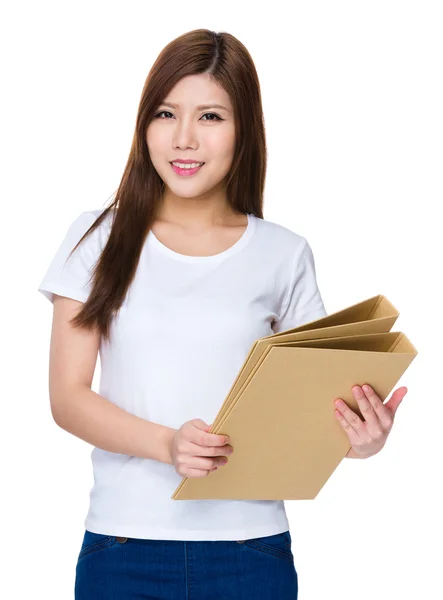 Asiatiske unge kvinner i hvit t-skjorte – stockfoto
