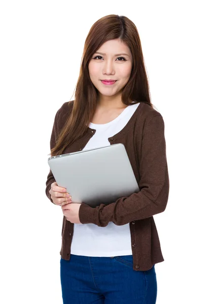 Asiatische junge Frau in brauner Strickjacke — Stockfoto