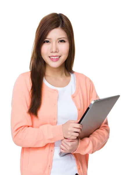 Aziatische jonge vrouw in roze vest — Stockfoto