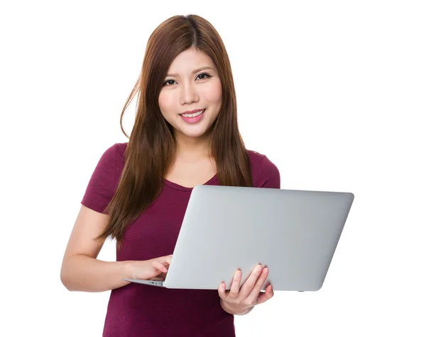 Joven asiática mujer en rojo camiseta — Foto de Stock