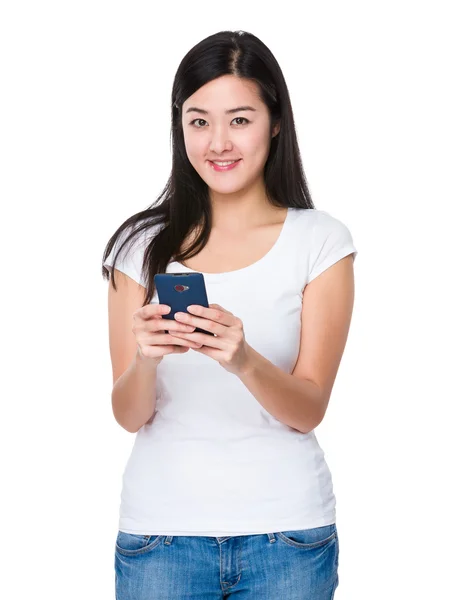 Mujer joven asiática en camiseta blanca — Foto de Stock