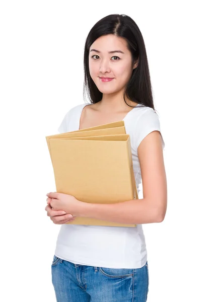 Aziatische jonge vrouw in wit t-shirt — Stockfoto
