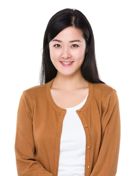 Asiatische junge Frau in brauner Strickjacke — Stockfoto