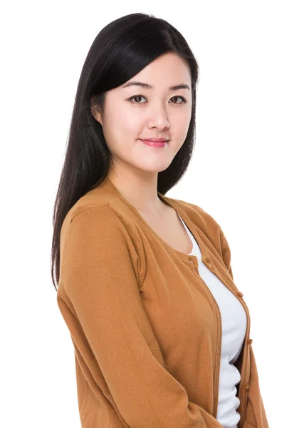 Азіатська молода жінка в коричневому кардигані — стокове фото