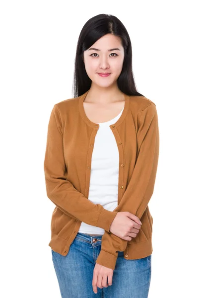 Asiatische junge Frau in brauner Strickjacke — Stockfoto