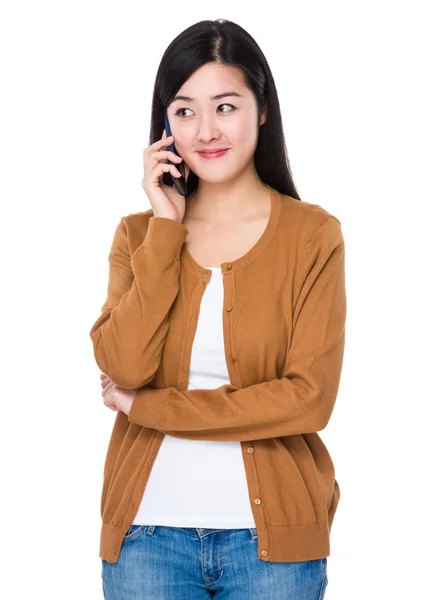 Азіатська молода жінка в коричневому кардигані — стокове фото