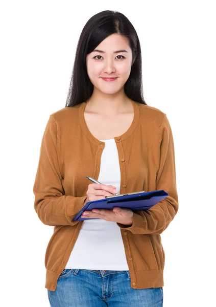 Asiático jovem mulher em marrom cardigan — Fotografia de Stock