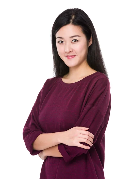 Asiatische junge Frau im roten T-Shirt — Stockfoto