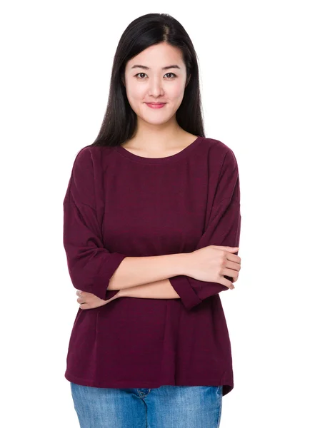 Asiatische junge Frau im roten T-Shirt — Stockfoto