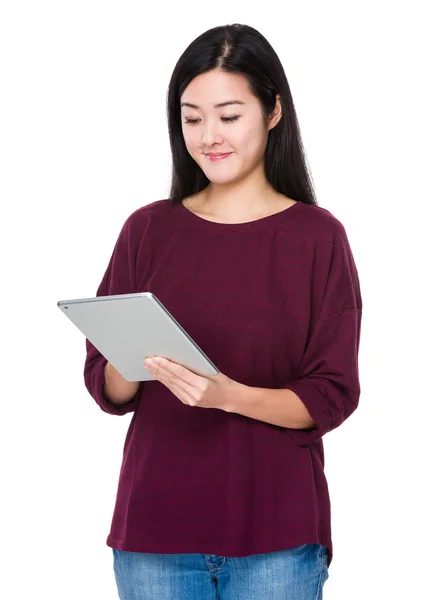Jonge Aziatische vrouw in rode t-shirt — Stockfoto