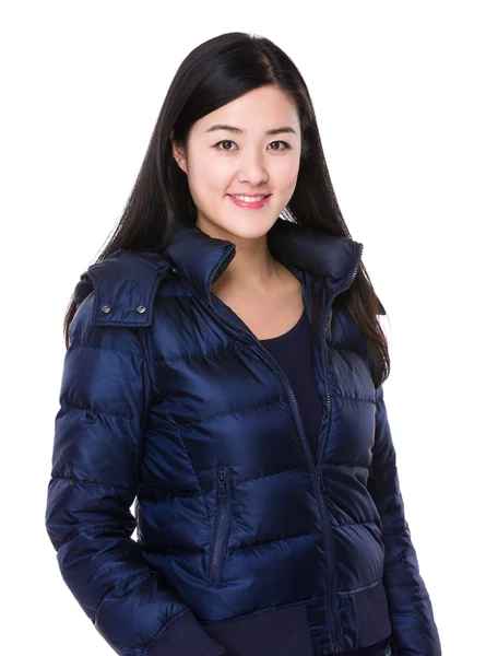 Asijské mladá žena v zimní bundě — Stock fotografie